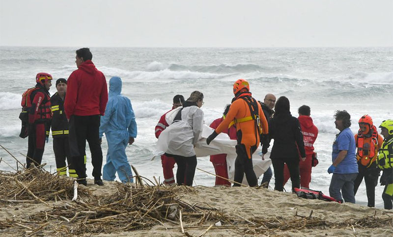 Sube a 62 el número de muertos por el naufragio de un barco de migrantes en Italia