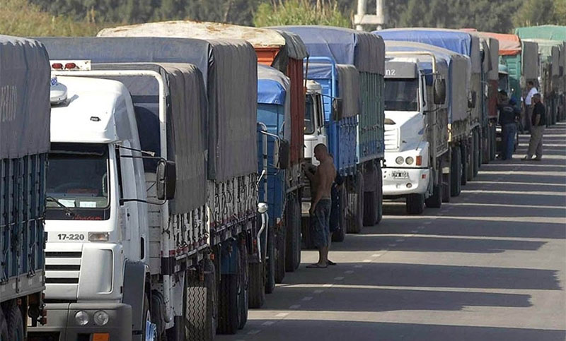 Transportistas realizan cortes intermitentes en la autopista Rosario-Buenos Aires