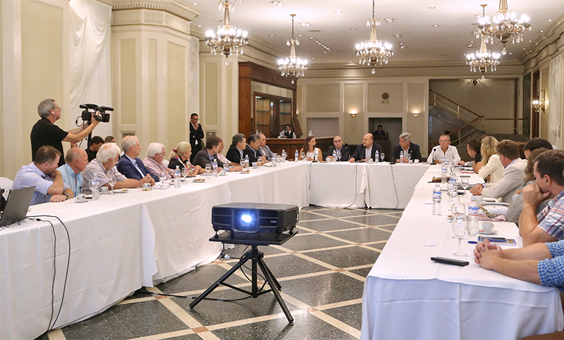 Perotti encabezó un encuentro con representantes del sector agropecuario en Rosario