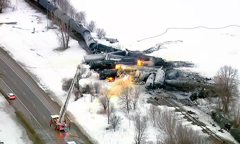 Un tren cargado con etanol se descarrila en Minnesota, se incendia y evacúan la zona