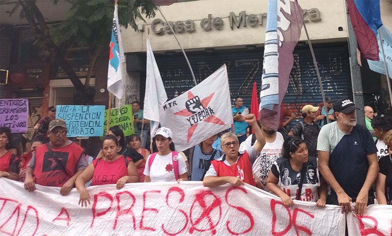 Unidad Piquetera vuelve a movilizar a la Casa de Mendoza para pedir libertad de militantes detenidos