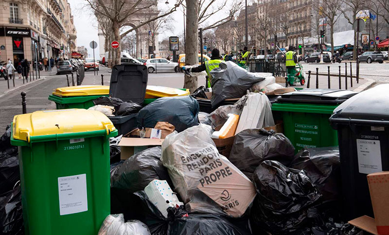 Por una huelga de basureros, 10.000 toneladas de desechos se acumulan en Paris