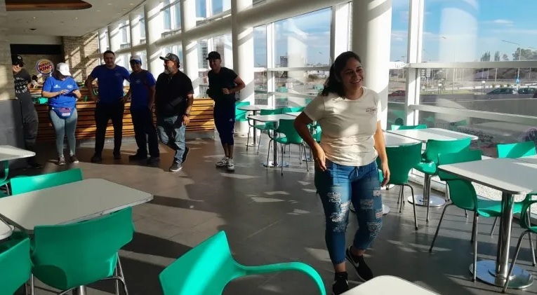 Tras décadas sin representación, trabajadores de McDonald’s en Neuquén eligieron delegada por primera vez