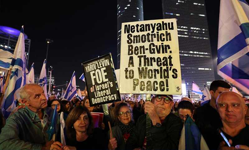Tumulto en Israel: Netanyahu destituyó a ministro que pidió frenar el debate sobre la reforma judicial