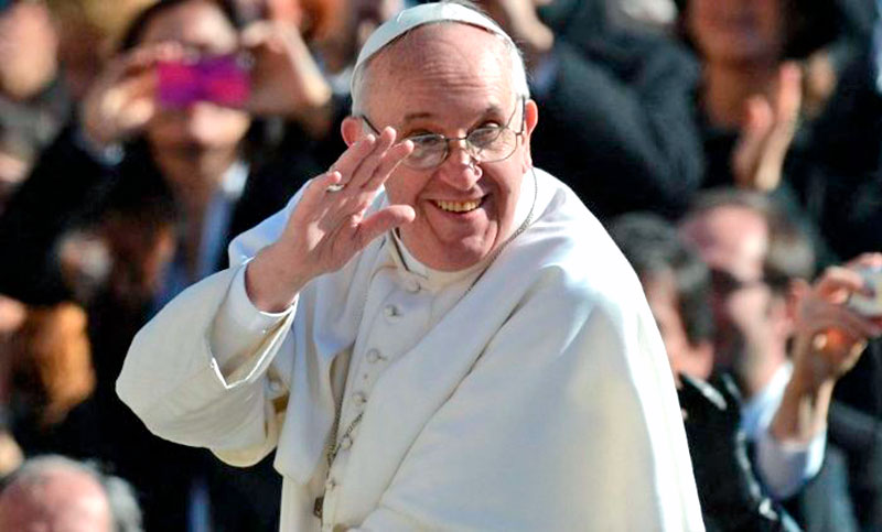 El papa Francisco recibió el alta y regresa al Vaticano