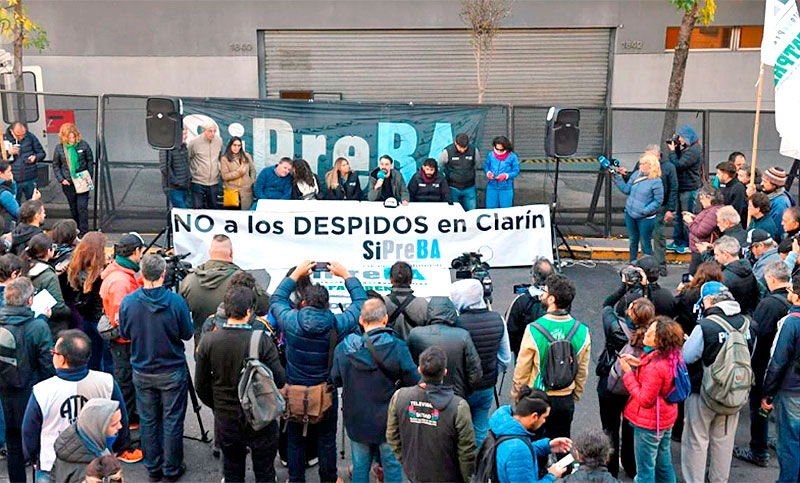 Los trabajadores de Clarín aseguraron que van a “dar pelea” y que van a “revertir los despidos”
