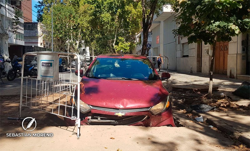 Un auto cayó en un pozo de Aguas Santafesinas en el macrocentro de Rosario