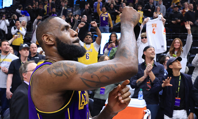 Los Lakers vencieron a los Jazz y se ilusionan con la clasificación directa a playoffs