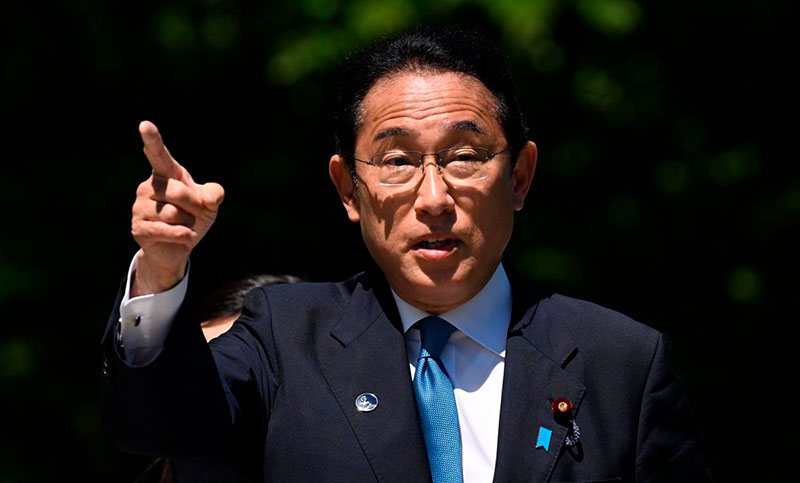 Lanzaron una bomba contra el primer ministro japonés cuando daba un discurso 