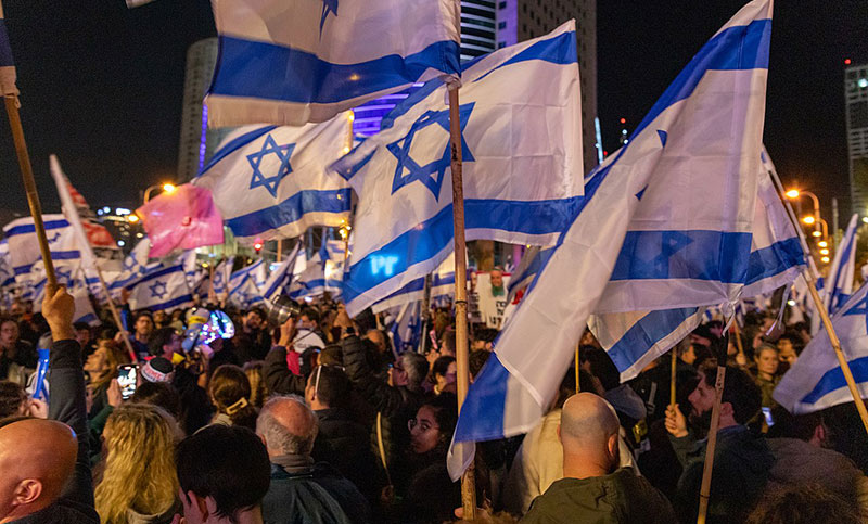 Continúan las protestas en Israel pese a la suspensión de la reforma judicial de Netanyahu