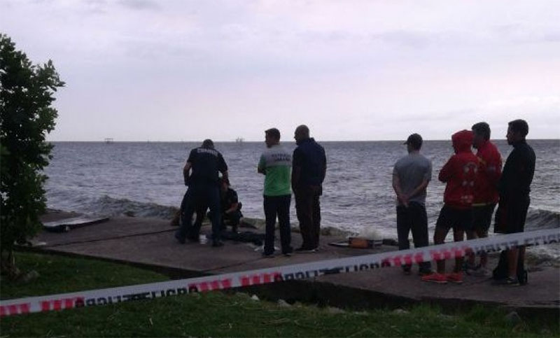 Encontraron el cadáver de un hombre con las manos atadas a la orilla del río en Quilmes