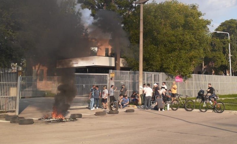 Trabajadores químicos de una planta en San Lorenzo pararon por un despido arbitrario
