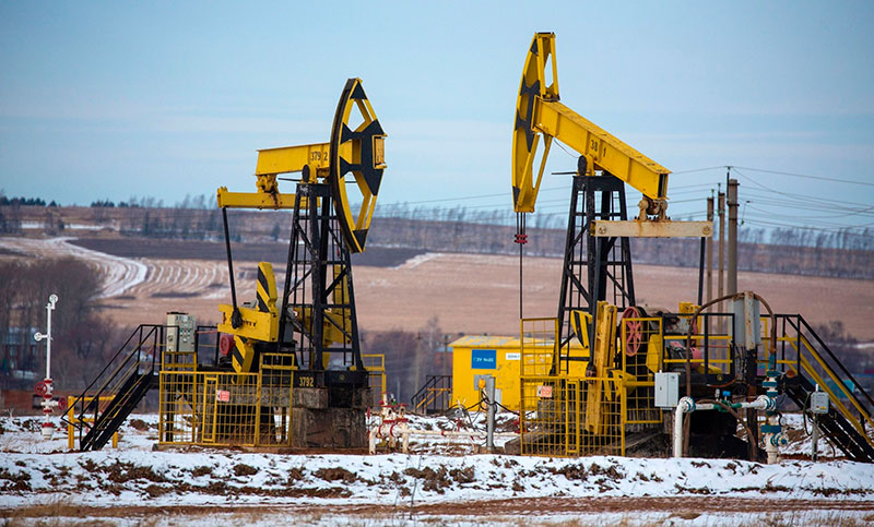 Rusia recortó su producción de petróleo en 700.000 barriles diarios por las sanciones de Occidente