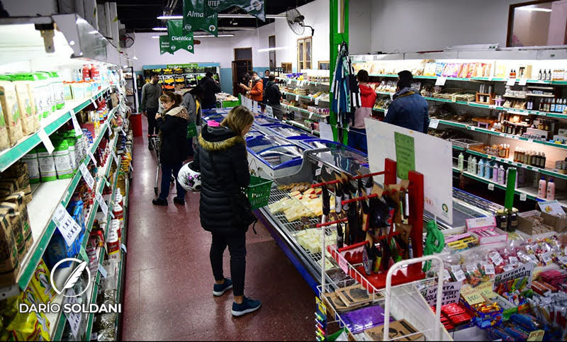 Por la suba de precios, las ventas en supermercados ganan terreno frente a los autoservicios