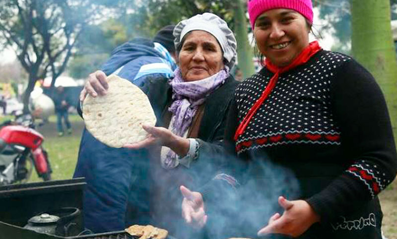 Con baile y folclore, se celebra la Fiesta de la Torta asada en Parque Yrigoyen