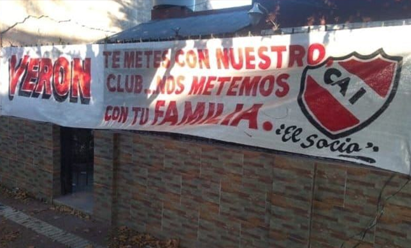 Cuelgan una amenaza contra el ex Independiente Gonzalo Verón en frente de su casa