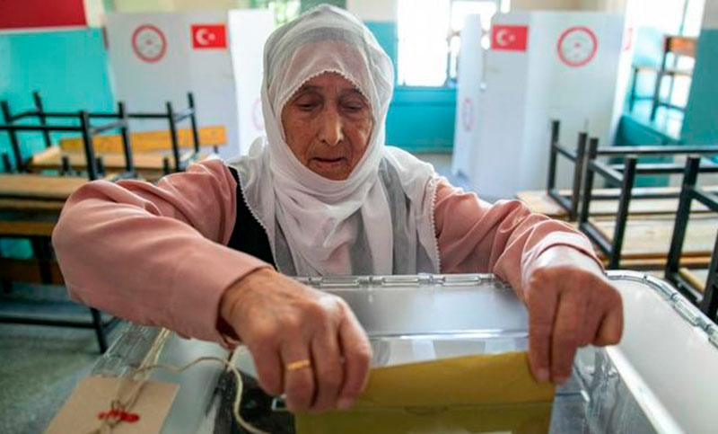 Unos 64 millones de turcos eligen al próximo presidente en una reñida elección