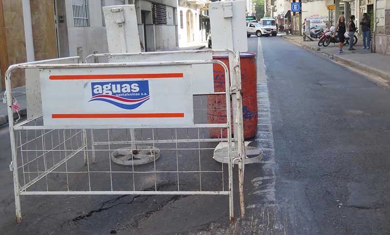 Vallado de obras en la calle: trabajos de Aguas Santafesinas duran alrededor de tres semanas