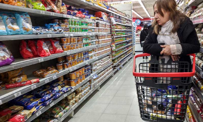 El 64% de los hogares argentinos se endeudó para comprar comida y medicamentos