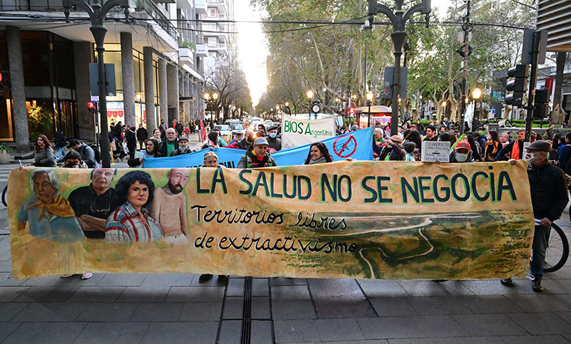 Bajo el lema “la salud no se negocia”, ambientalistas movilizaron en el centro rosarino