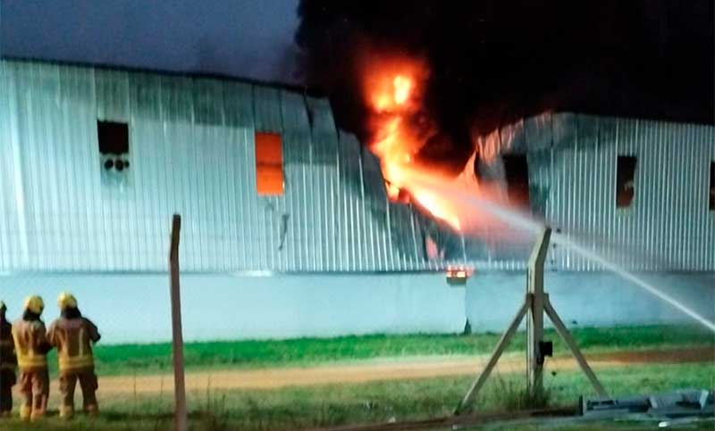 Feroz incendio en una fábrica de Roldán: bomberos de la región trabajan para apagar el fuego