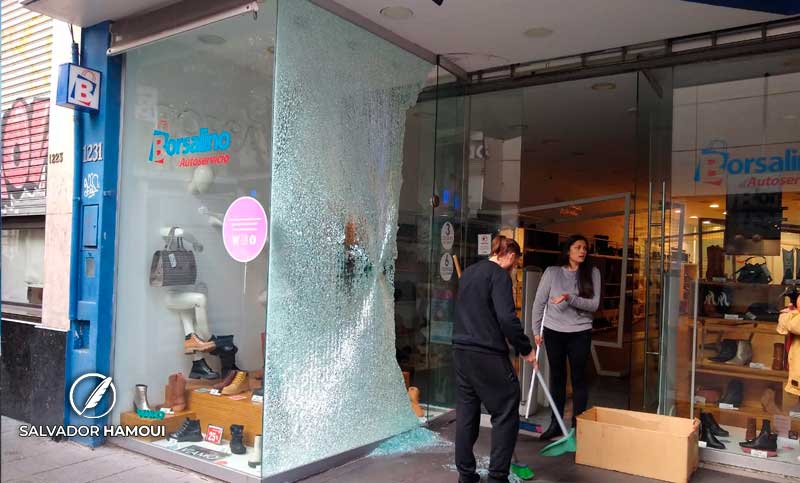 Destrozaron la vidriera de una conocida zapatería en pleno centro