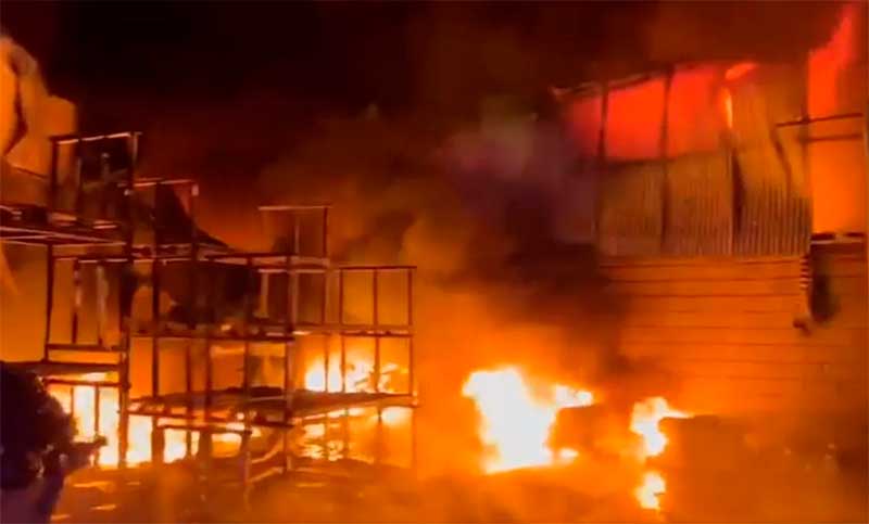 Moreno: feroz incendio en una fábrica de membranas plásticas