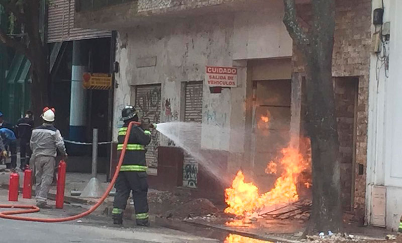 Se incendió la entrada de una casa cuando agentes de la EPE trabajaban cerca del servicio de gas