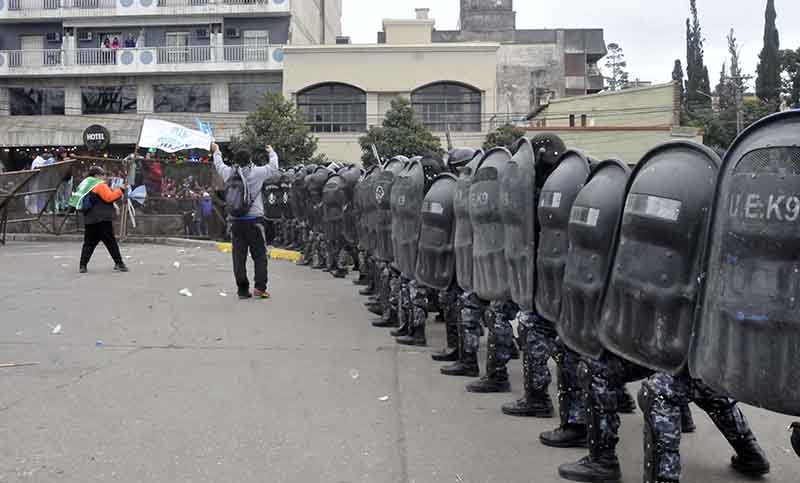 Aprueban y juran la reforma constitucional jujeña y la policía reprime a manifestantes