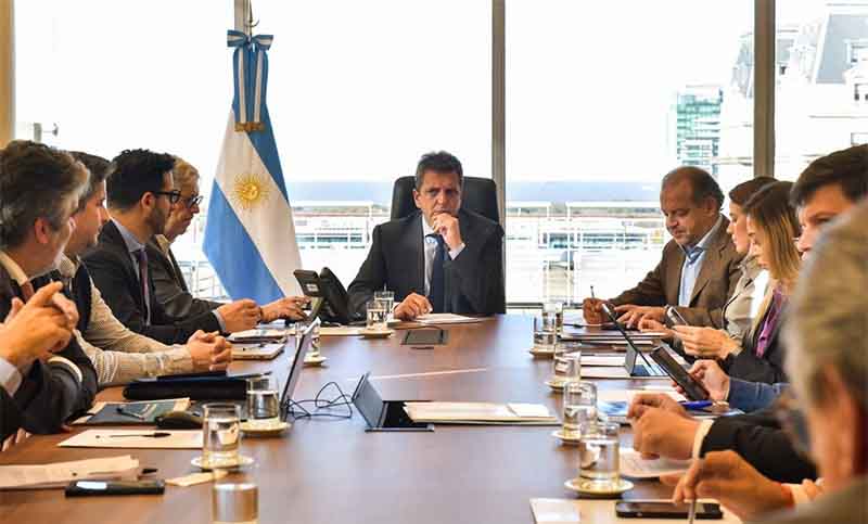 Massa reúne a su gabinete y firma acuerdos por la deuda con el Club de París