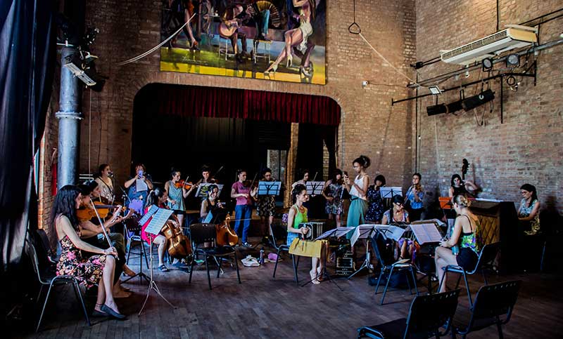 Mujeres y disidencias tangueras proponen una noche a toda orquesta en la Lavardén
