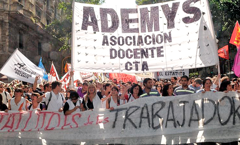 Docentes de Ademys realizan un paro y marchan en rechazo a las políticas educativas porteñas