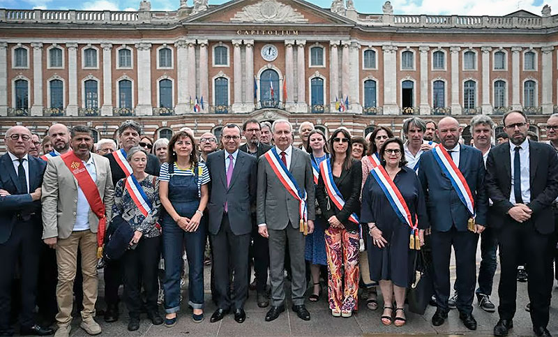 Los alcaldes franceses se unen en el reclamo de que se depongan los actos de violencia