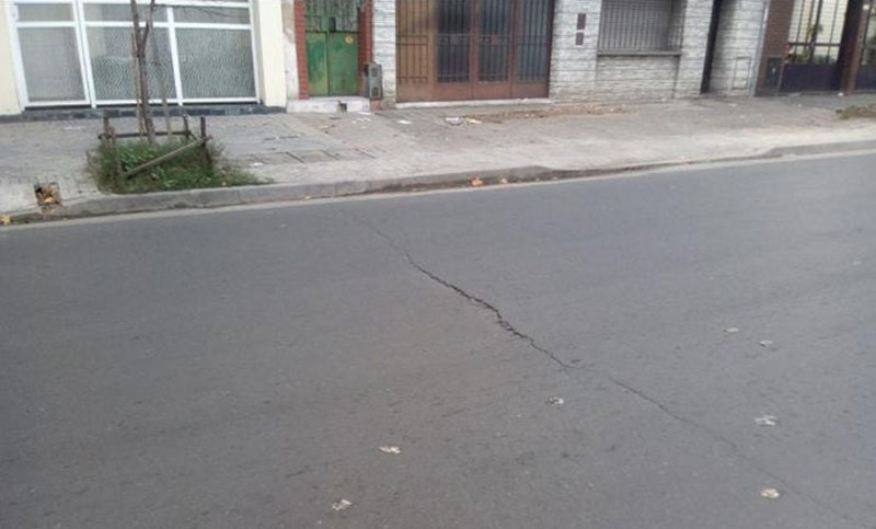 Denuncian que el asfalto recientemente arreglado de calle Laprida se agrietó