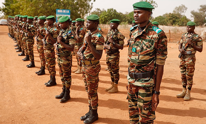 Las Fuerzas Armadas de Níger apoyan a los golpistas que retienen al presidente