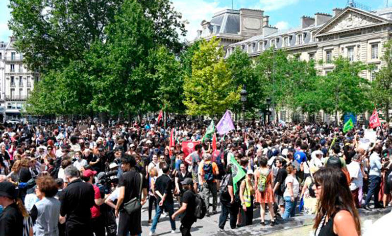 Pese a la prohibición, más de 2.000 personas marcharon en París contra la violencia policial