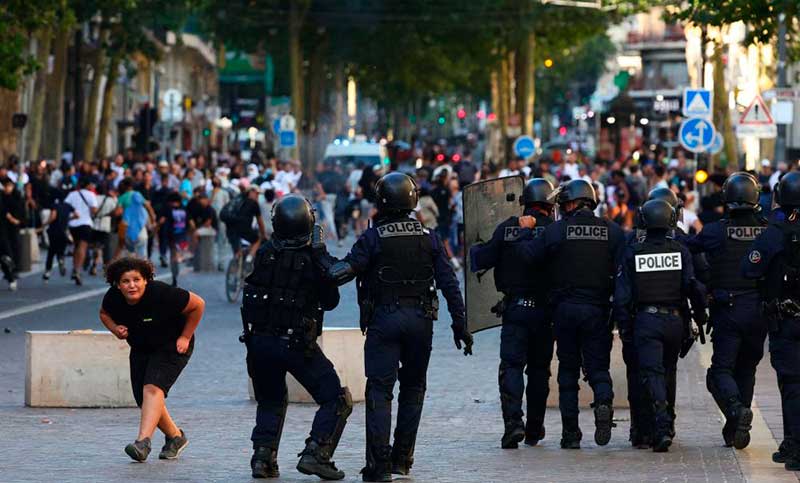 Nuevos disturbios, 45 mil policías en las calles y la despedida del adolescente asesinado