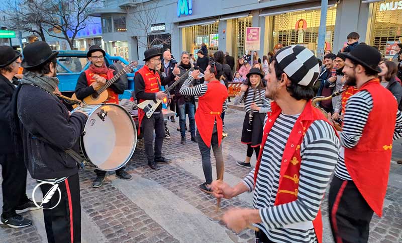 Color, fiesta y música en las calles en el Festival Nacional de Teatro de Rafaela