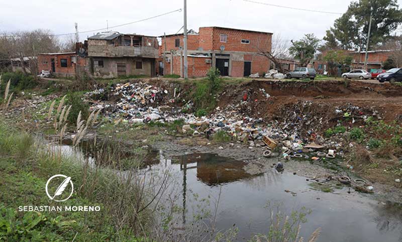 Vuelven a reclamar por acumulación de basura en el arroyo Ludueña