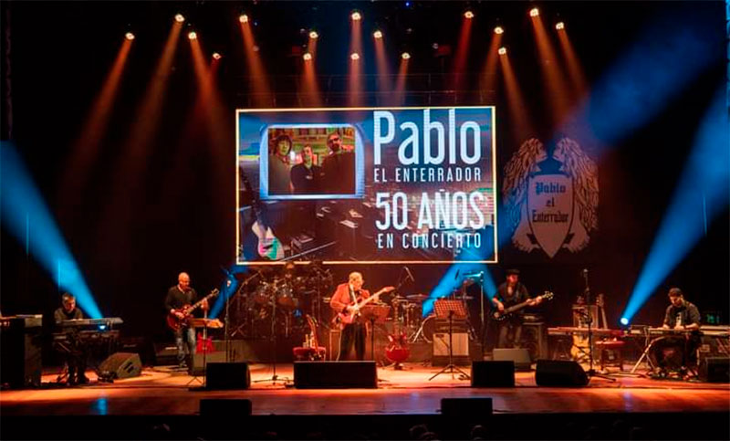 Pablo El Enterrador conmovió al público en el show por sus 50 años