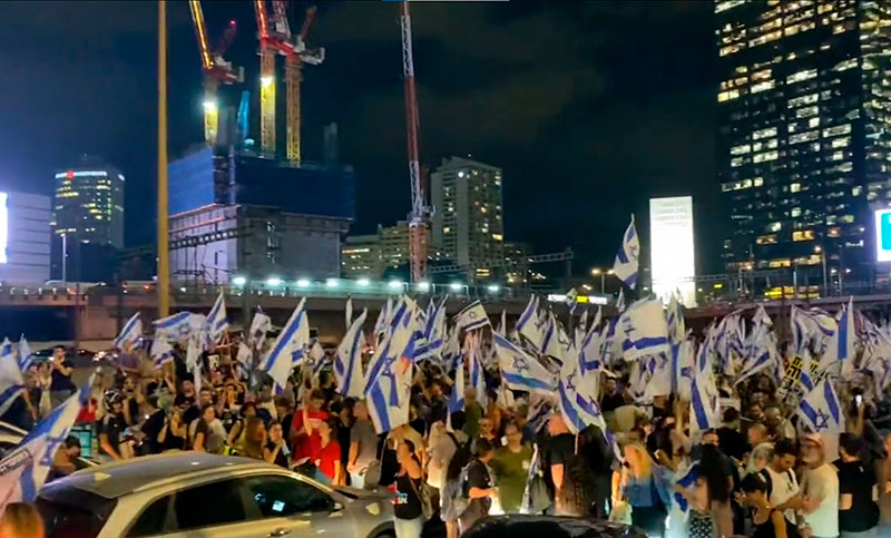 Manifestantes bloquean la autopista Ayalon en respuesta a la destitución del comandante de policía de Tel Aviv
