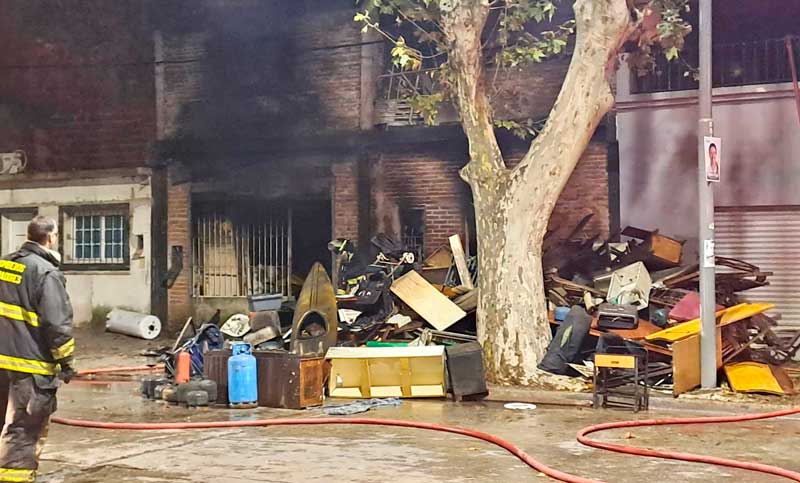 Incendio en un depósito en Barrio Sarmiento: pérdidas totales pero sin heridos