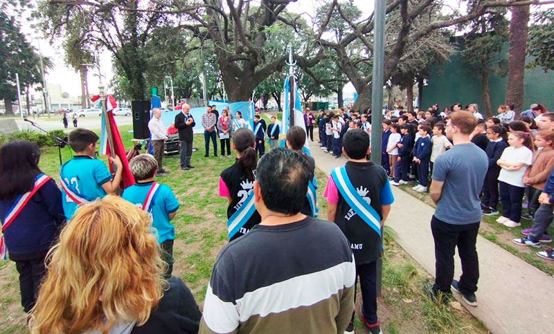 Las Cuatro Plazas estrenó banderas para homenajear al General San Martín