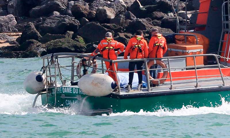 Al menos seis muertos tras el naufragio de una embarcación con migrantes en el Canal de la Mancha
