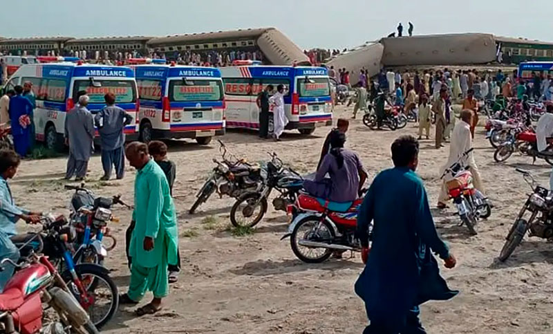 Pakistán: al menos 30 muertos por descarrilamiento de tren