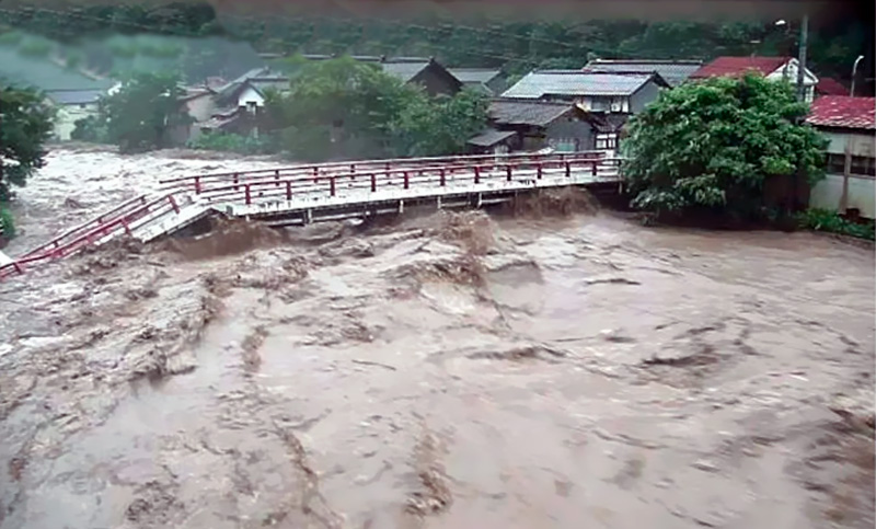 El tifón Lan arremetió en el oeste de Japón con lluvias intensas y fuertes vientos y olas altas