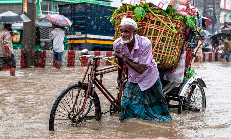 Al menos 55 personas murieron en Bangladesh por inundaciones y deslizamientos de tierra