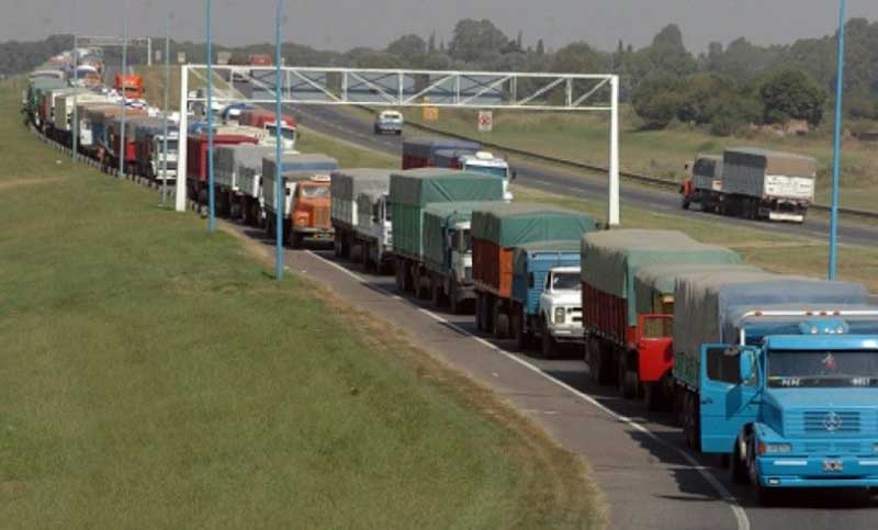 Camioneros iniciaron un paro por la suba de costos y peligra el abastecimiento