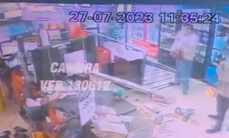 Un cajero discutió con una mujer en un supermercado y recibió una paliza