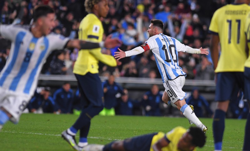 Messi apareció en el momento justo y Argentina pudo superar al duro Ecuador